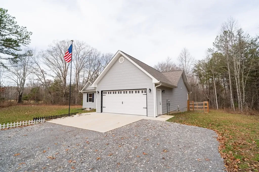 1561 Bicknell Road Clarkrange TN 38553