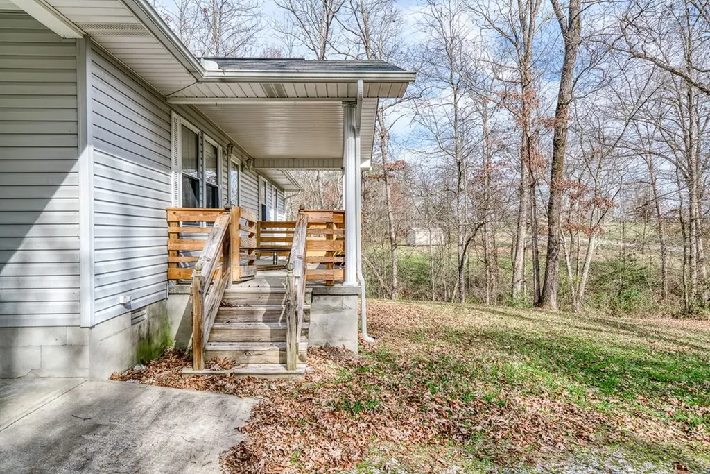 1621 Tabor Loop Crossville TN 38571