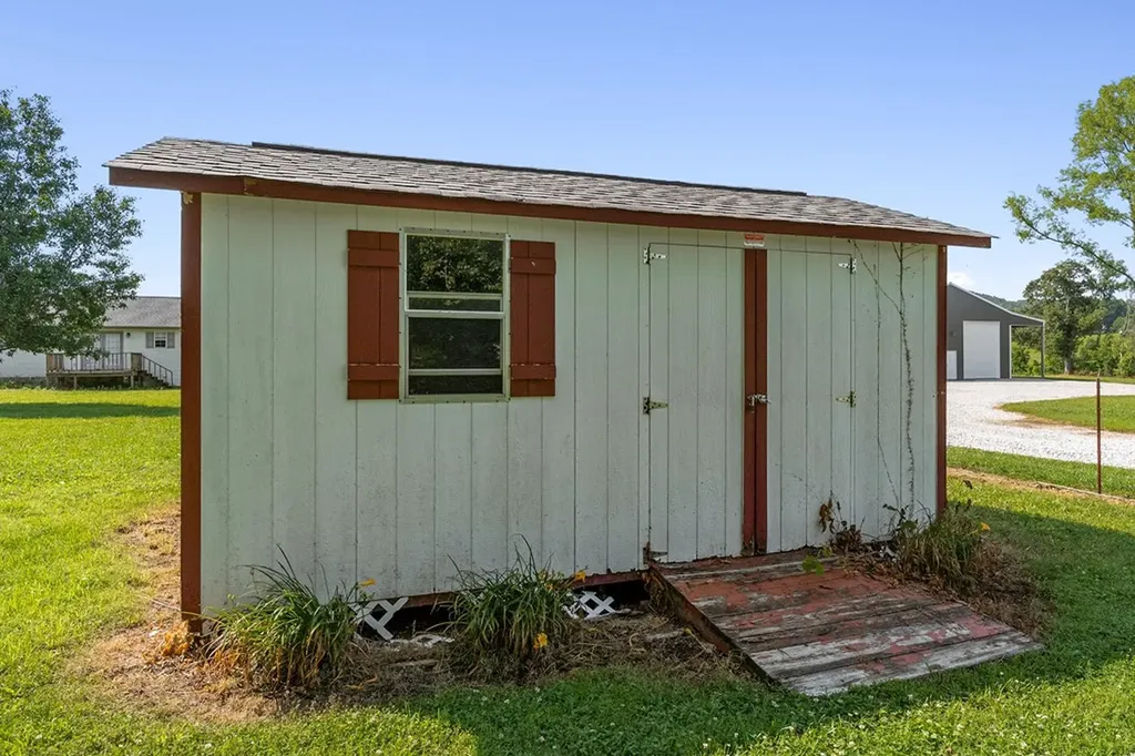 151 Cullom Lands Lane Livingston TN 38570