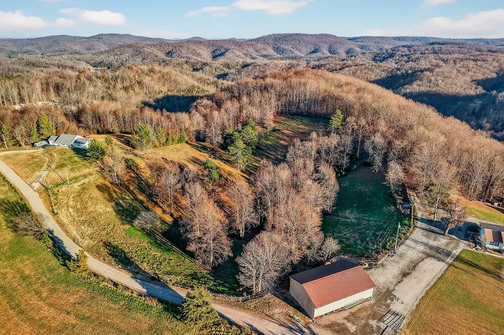 168 Davis Hollow Road Hilham TN 38568