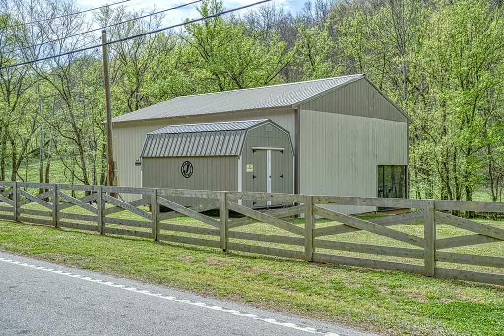 1660 Wolf Creek Road Silver Point TN 38582