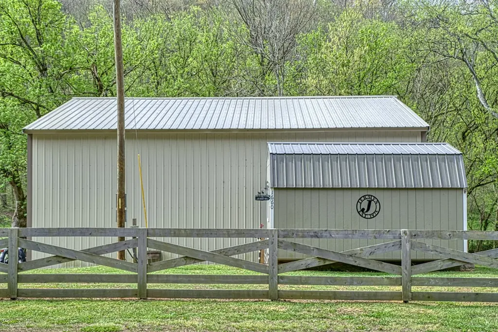 1660 Wolf Creek Road Silver Point TN 38582