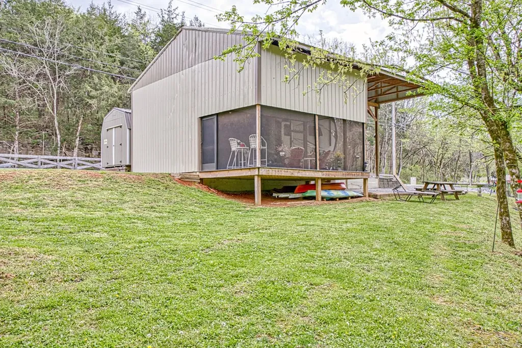1660 Wolf Creek Road Silver Point TN 38582