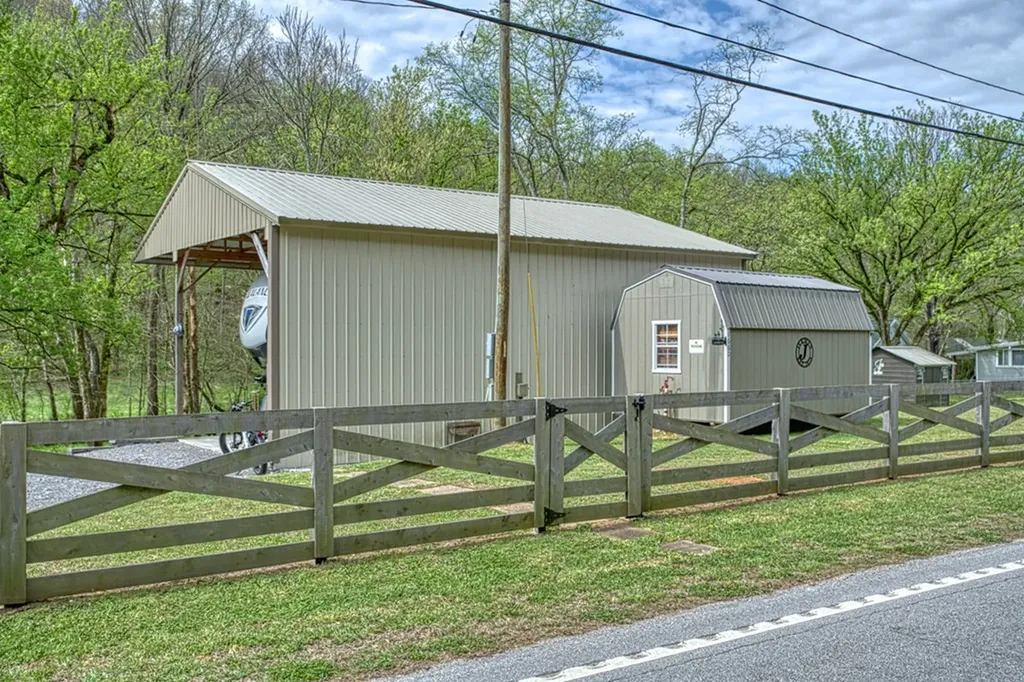 1660 Wolf Creek Road Silver Point TN 38582