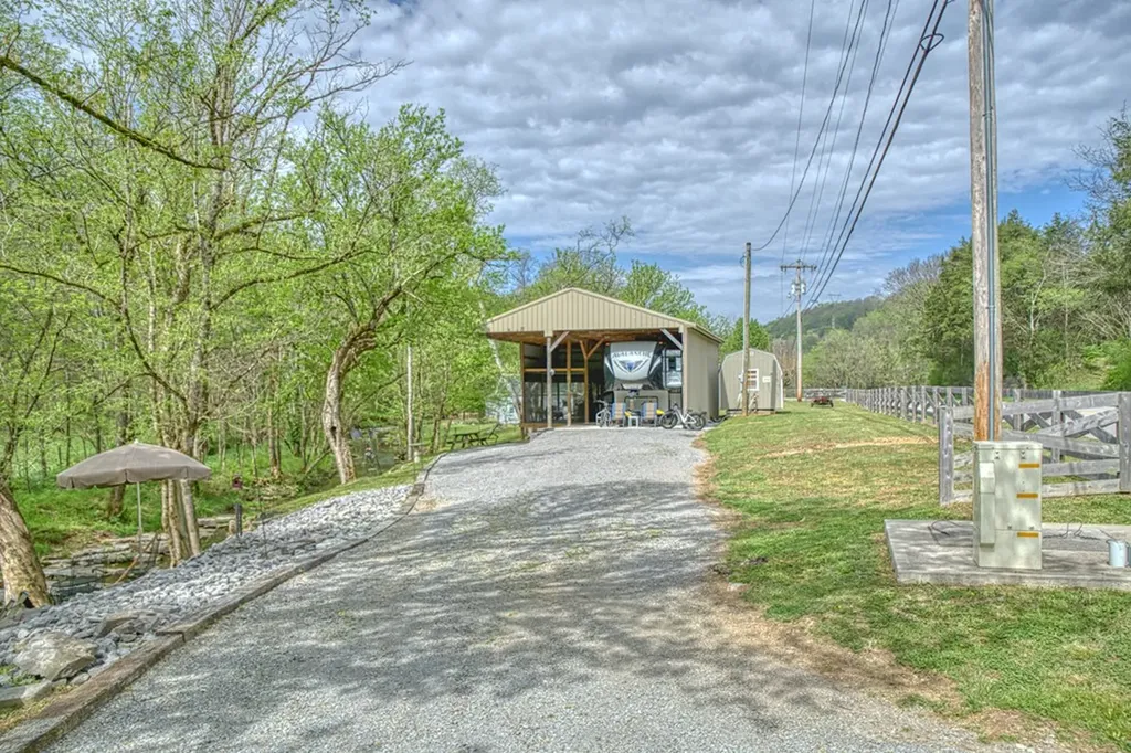 1660 Wolf Creek Road Silver Point TN 38582
