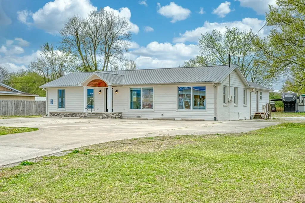 820 N Congress Boulevard Smithville TN 37166