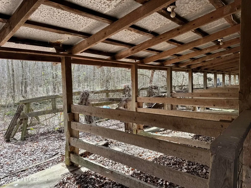 1261 Roanoke Road Jamestown TN 38556