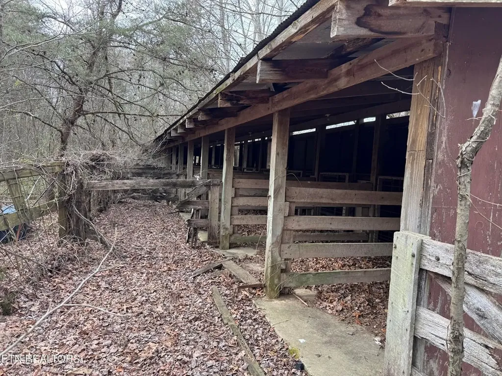1261 Roanoke Road Jamestown TN 38556