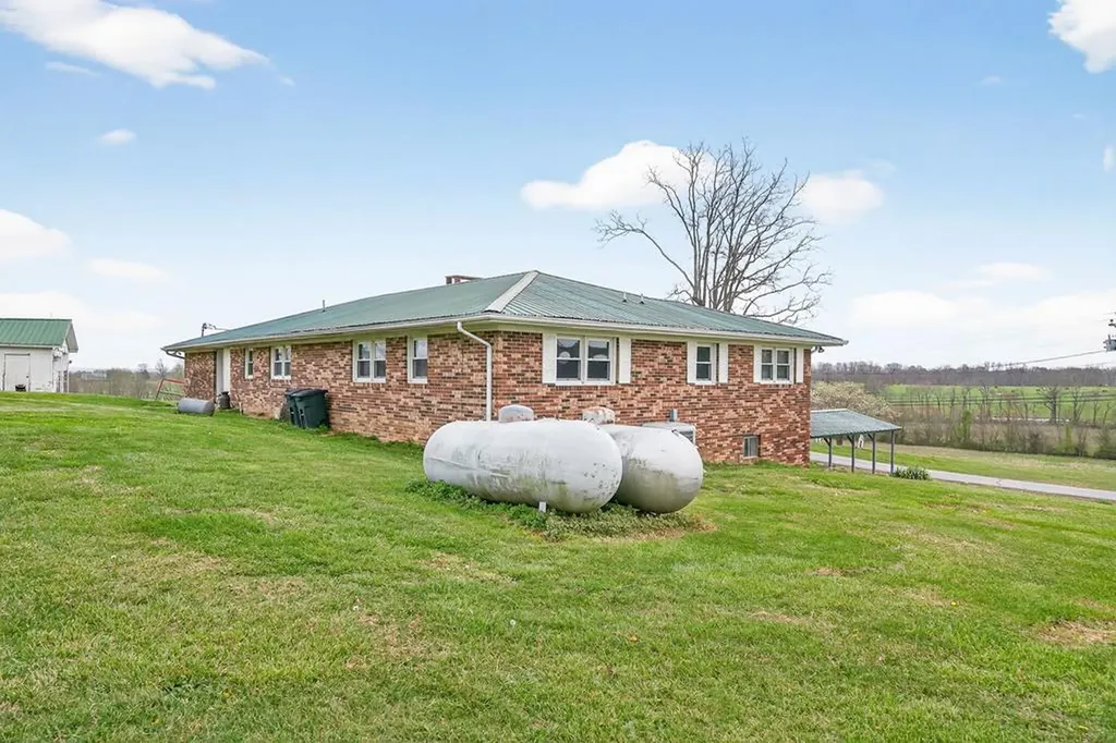 28599 State Route 30 (28599 Tn-30) Pikeville TN 37367
