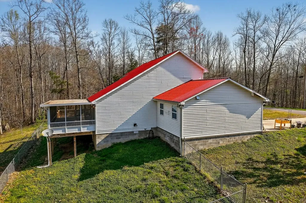 120 Red Bud Lane Hilham TN 38568