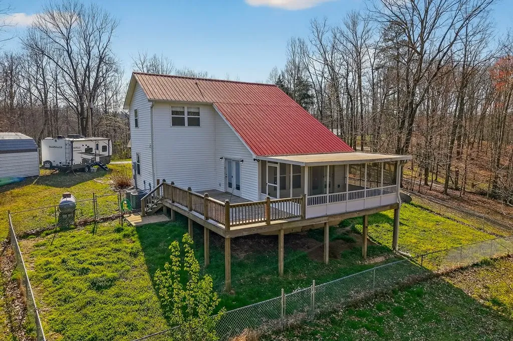 120 Red Bud Lane Hilham TN 38568
