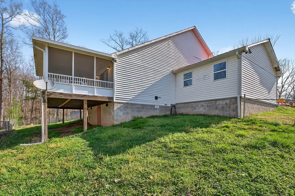 120 Red Bud Lane Hilham TN 38568