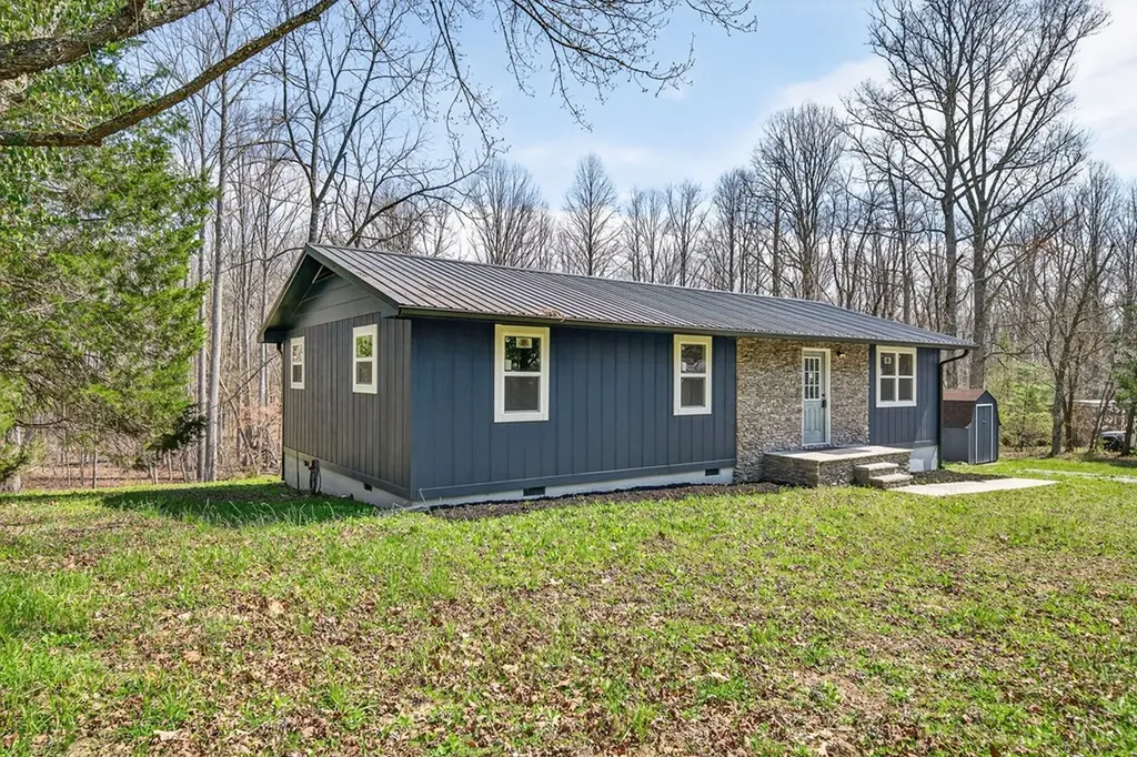121 Twin Oaks Road Pikeville TN 37367