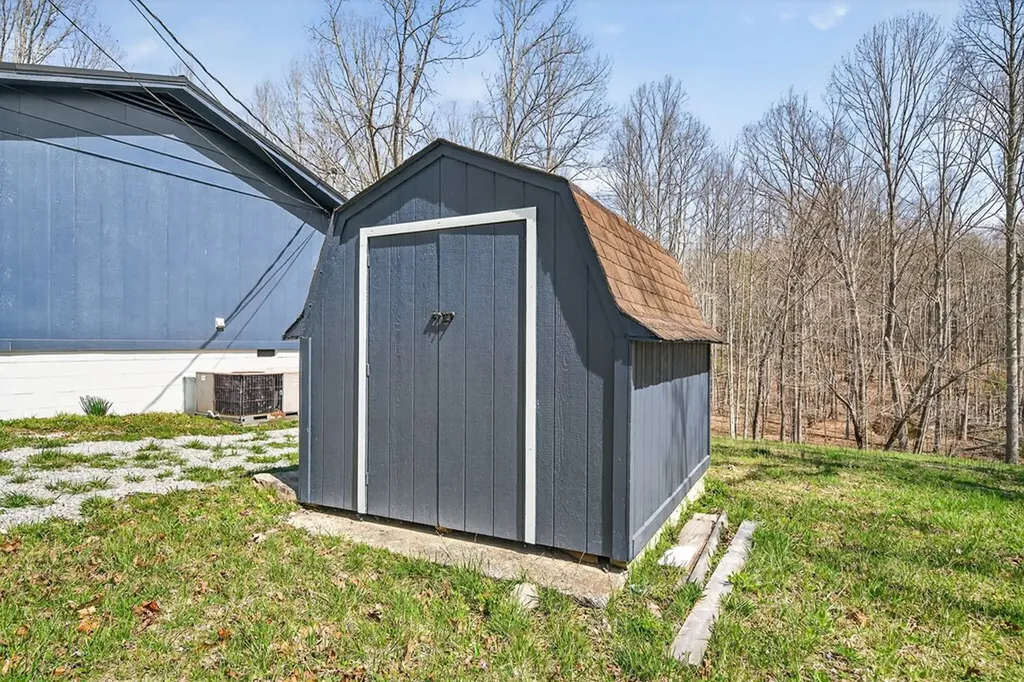 121 Twin Oaks Road Pikeville TN 37367