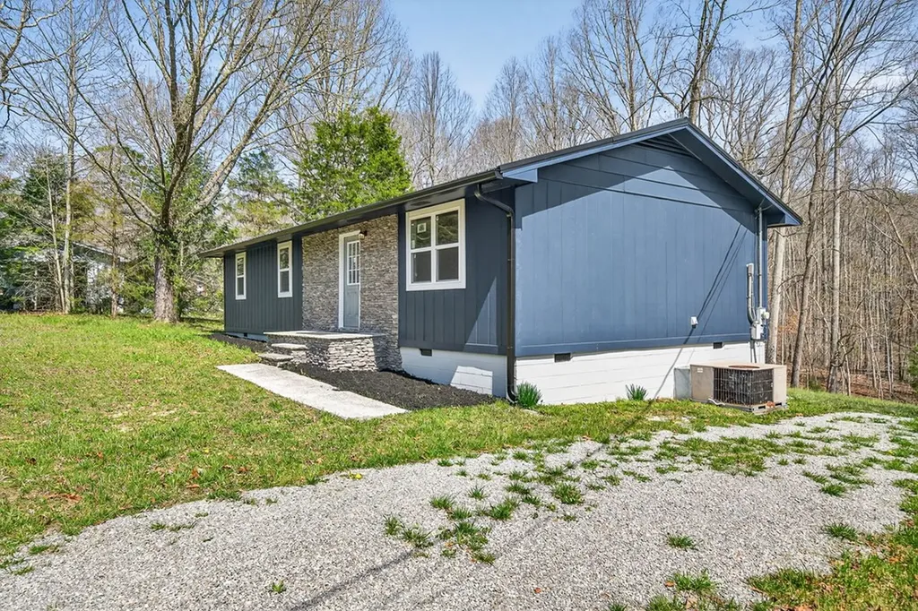 121 Twin Oaks Road Pikeville TN 37367