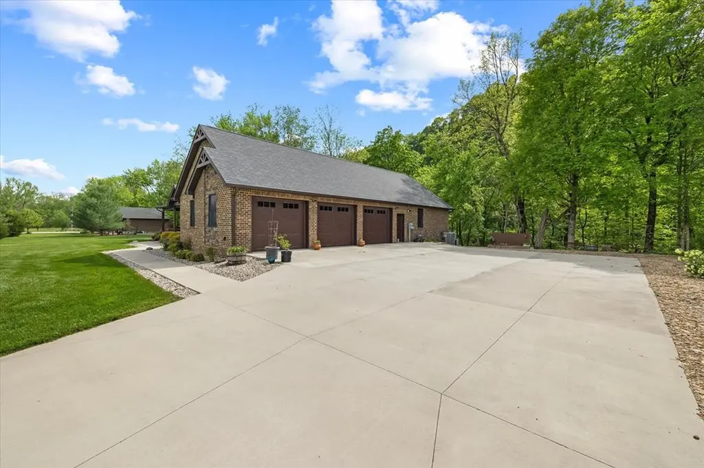 253 Hiawassee Lane Celina TN 38551