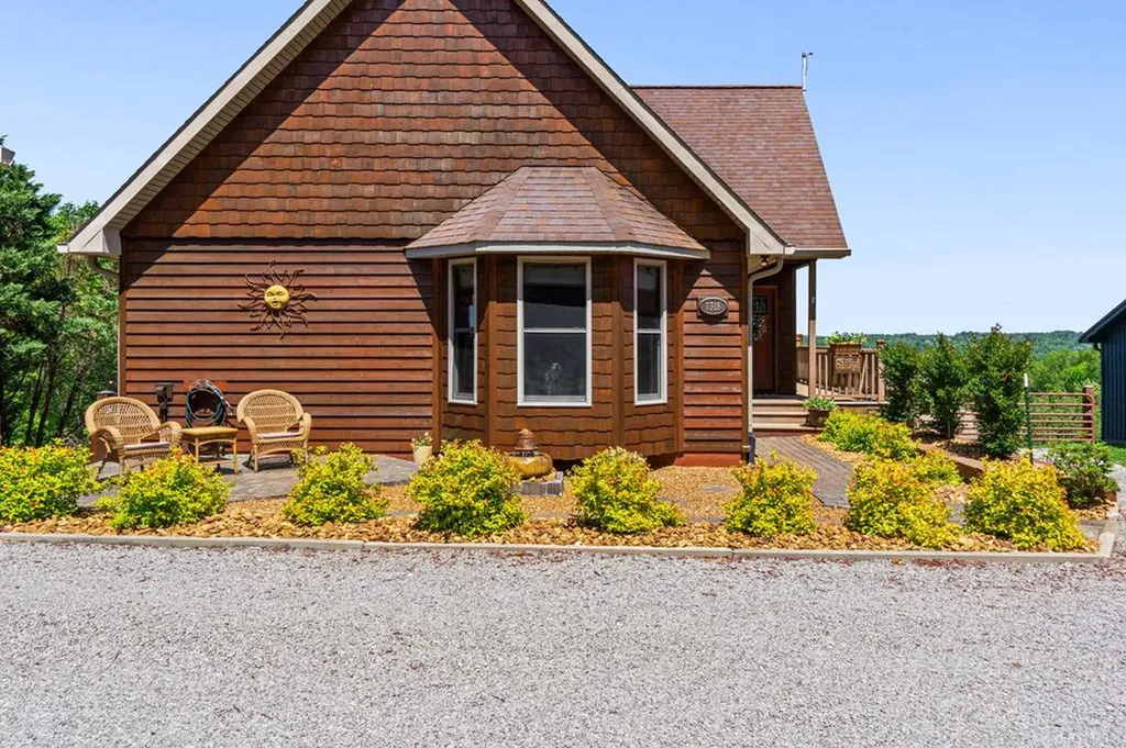 7318 Lillydale Road Byrdstown TN 38549