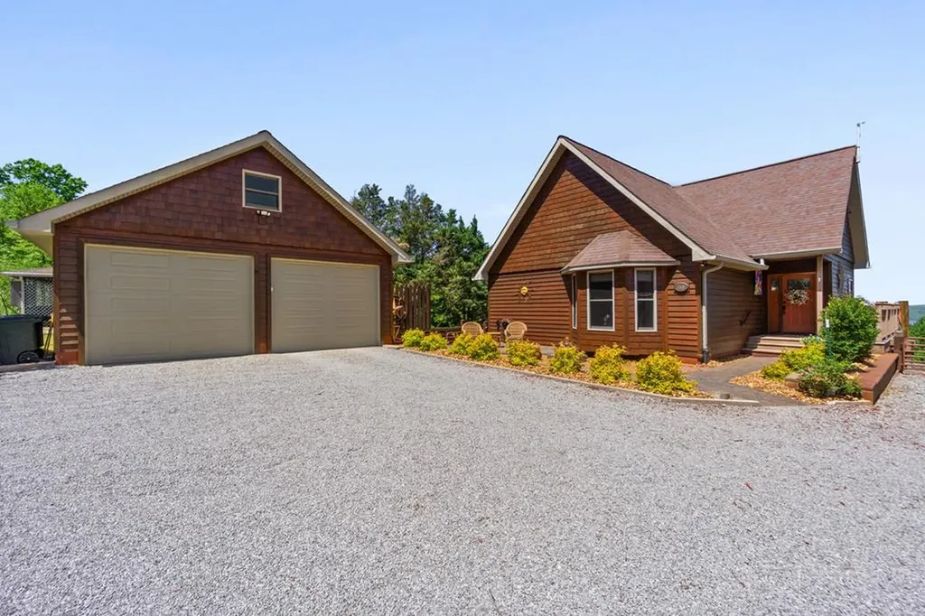 7318 Lillydale Road Byrdstown TN 38549