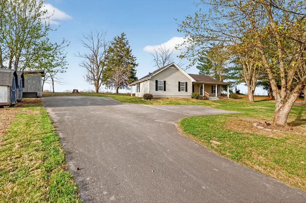 4721 Highway 52 E Lafayette TN 37083