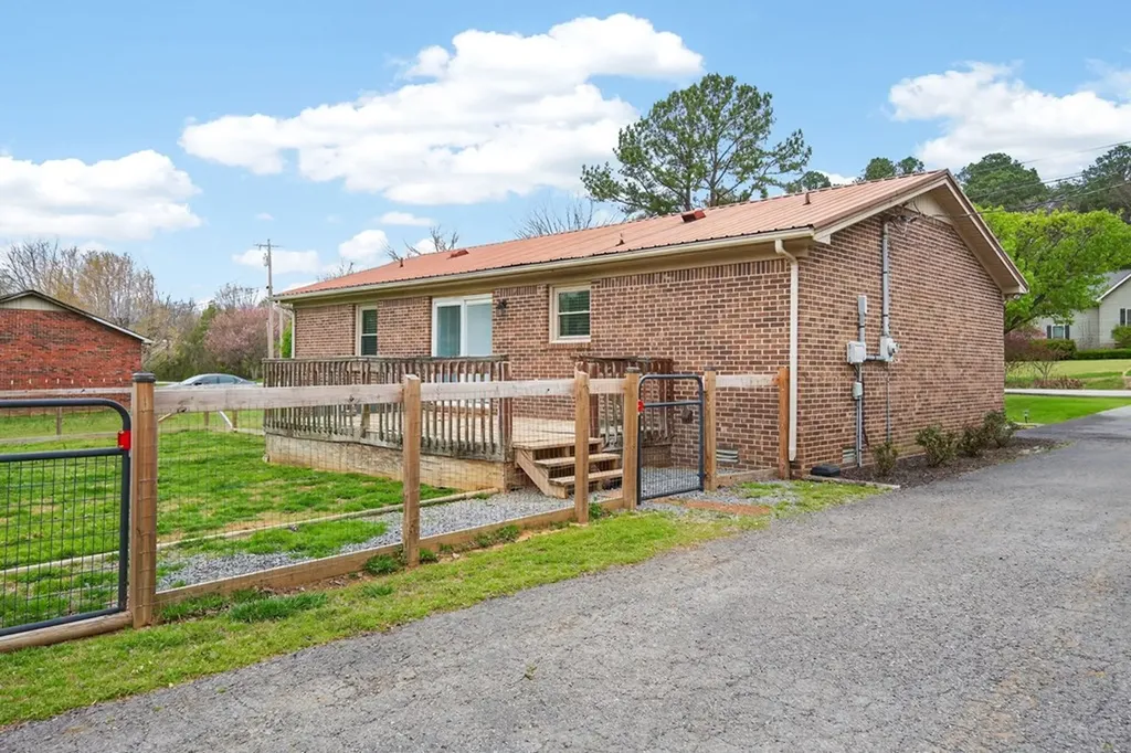 2912 Zeb Warren Road Cookeville TN 38506