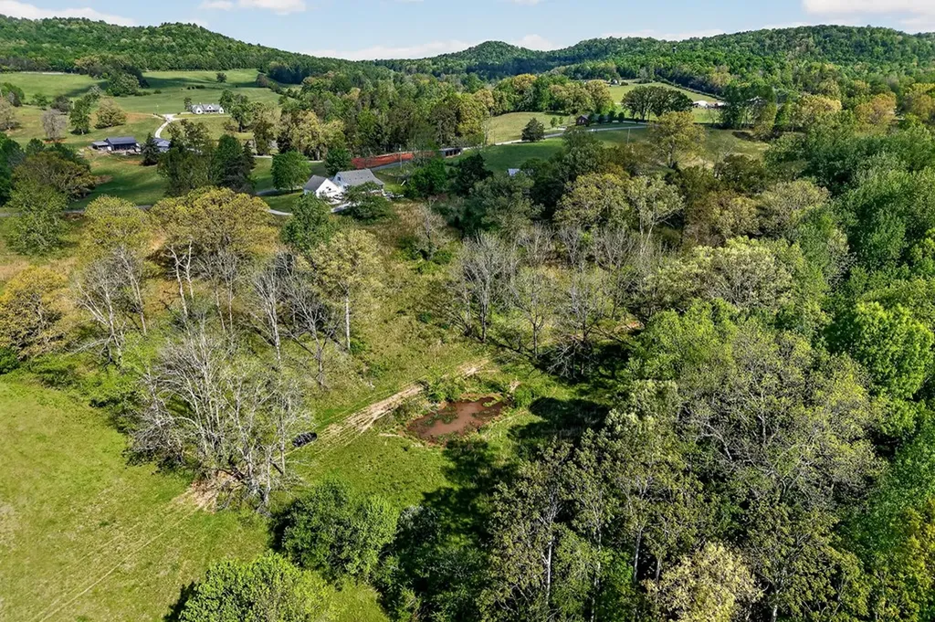 515 Jericho Road Quebeck TN 38579