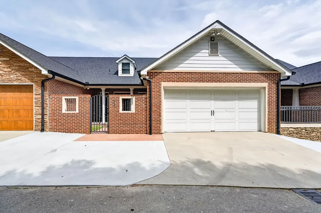 94 S Maple Cookeville TN 38501