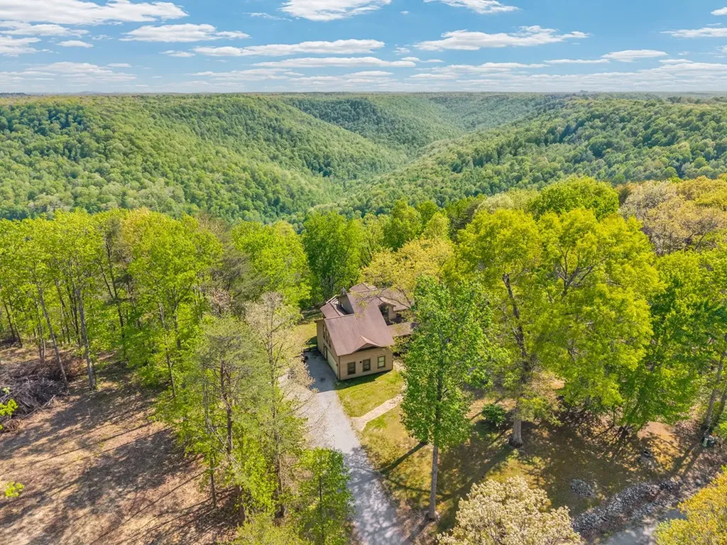 160 Eagles Bluff Circle Spencer TN 38585