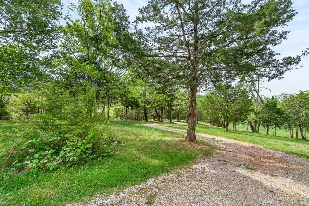 7400 Franks Ferry Road Walling TN 38587