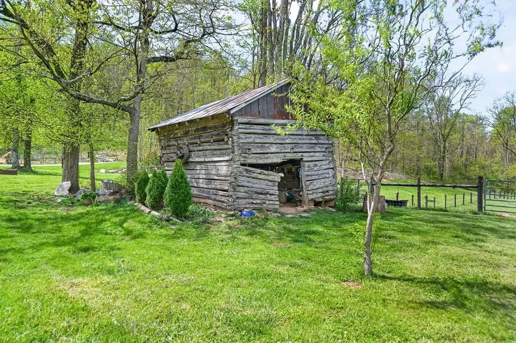 1218 Moody Road Byrdstown TN 38549