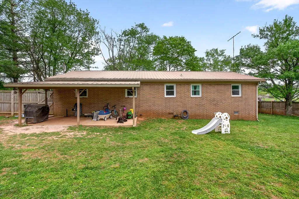 237 Armstrong Road Doyle TN 38559