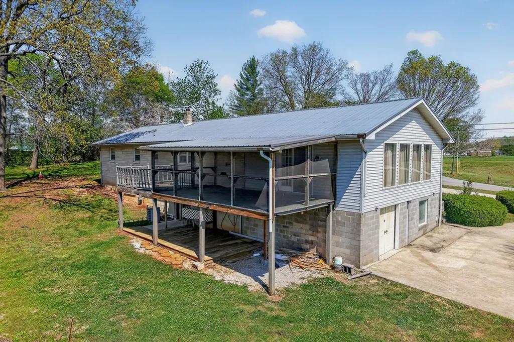 463 Franks Ferry Road Sparta TN 38583