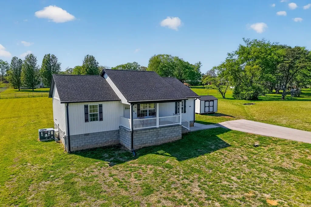 8664 Old Kentucky Road Sparta TN 38583