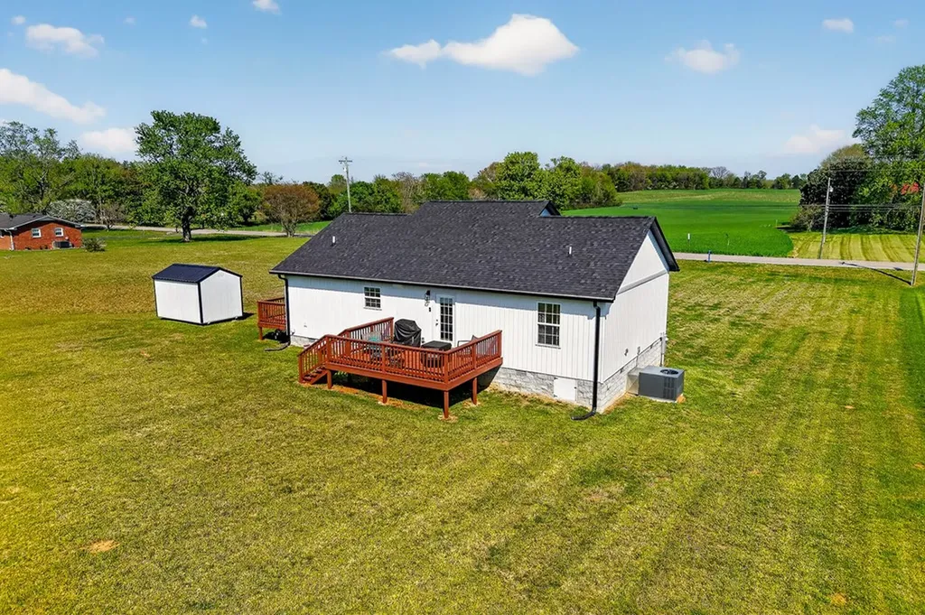 8664 Old Kentucky Road Sparta TN 38583