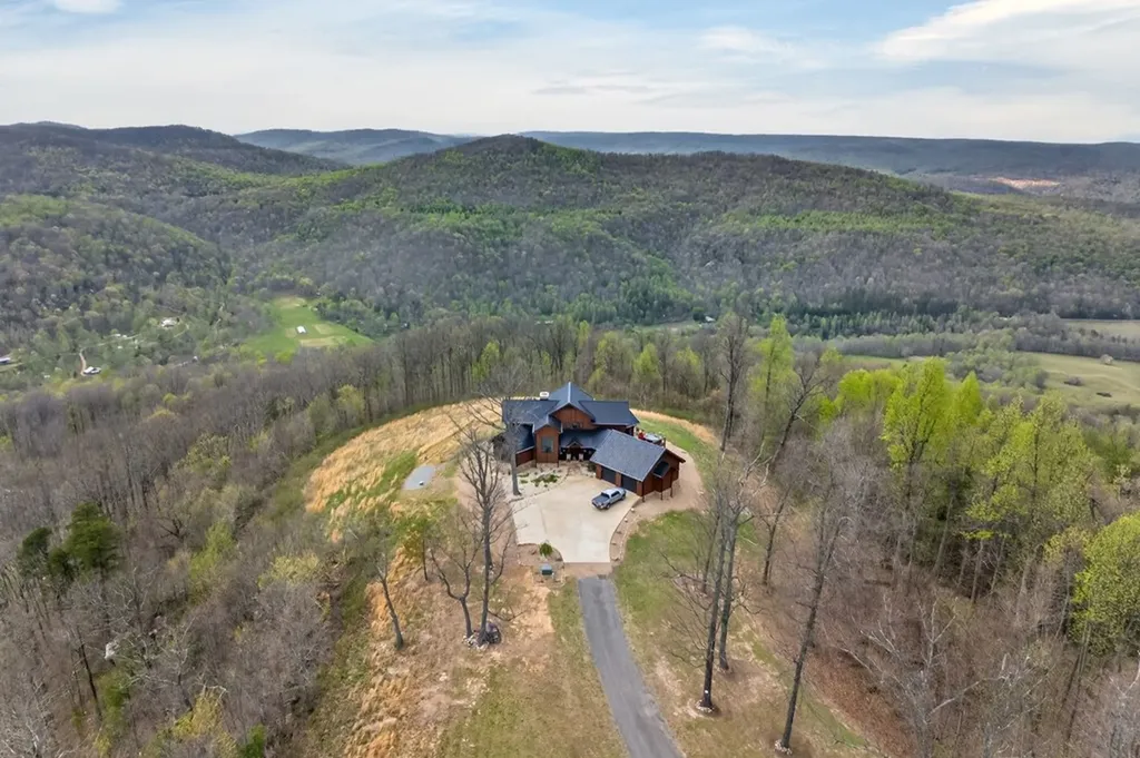 751 Bear Knob Lane Crawford TN 38554