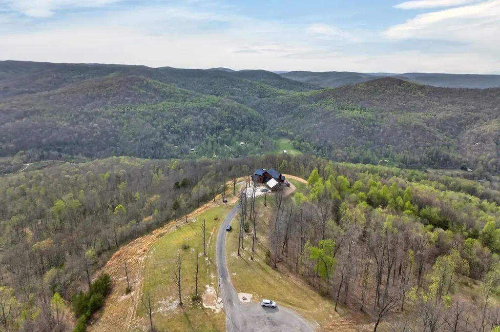 751 Bear Knob Lane Crawford TN 38554