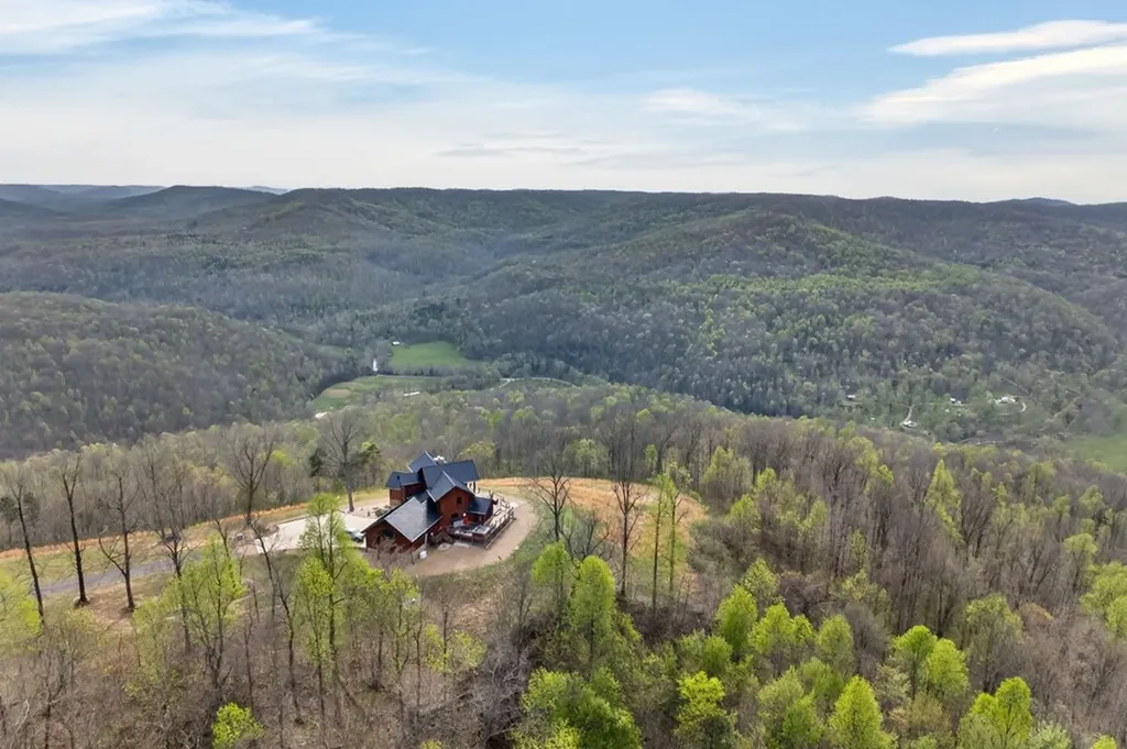 751 Bear Knob Lane Crawford TN 38554