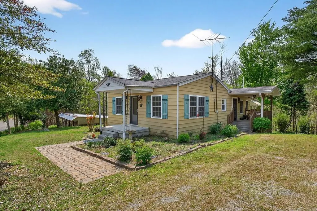 1932 Holly Creek Road Celina TN 38551