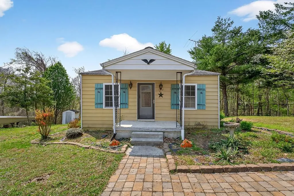 1932 Holly Creek Road Celina TN 38551