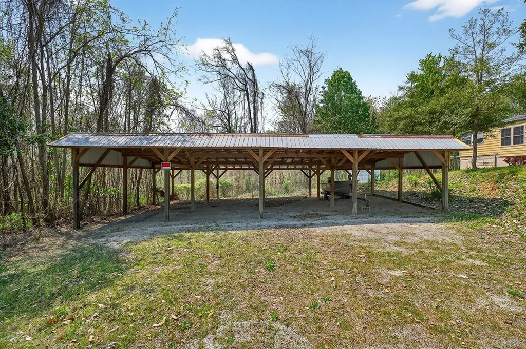 1932 Holly Creek Road Celina TN 38551