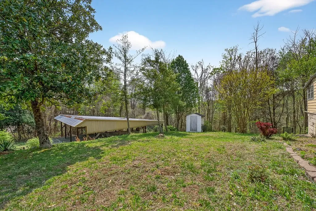 1932 Holly Creek Road Celina TN 38551