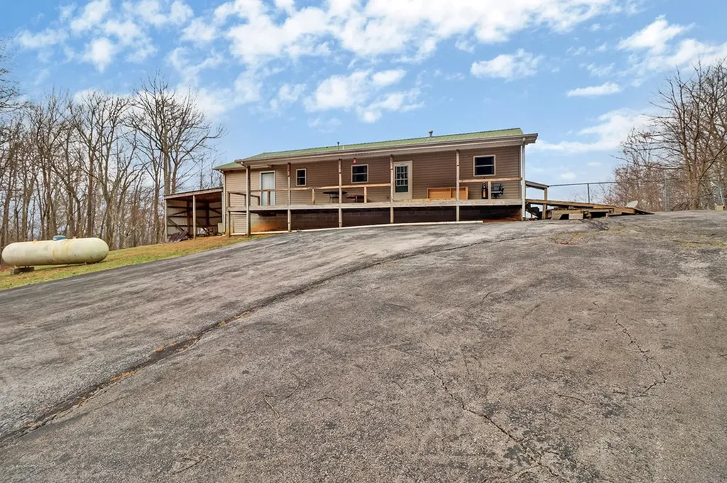 1017 Hinch Mountain Road Crossville TN 38555