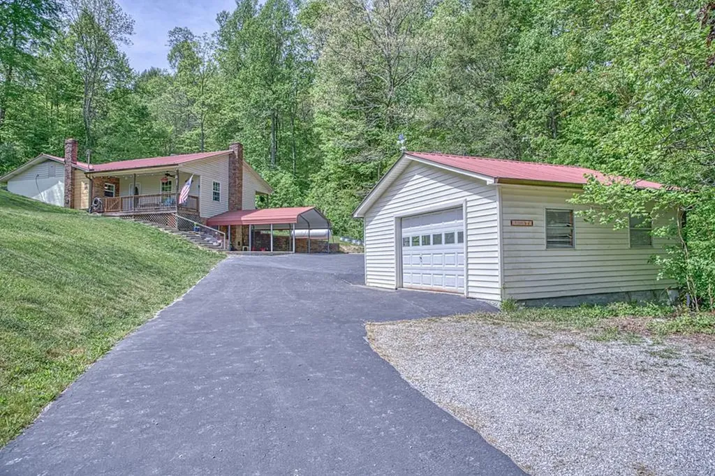 2952 Hanging Limb Highway Monterey TN 38574