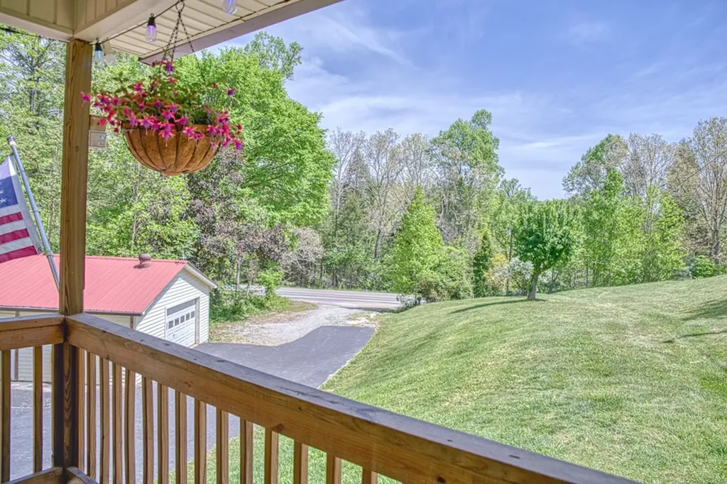 2952 Hanging Limb Highway Monterey TN 38574
