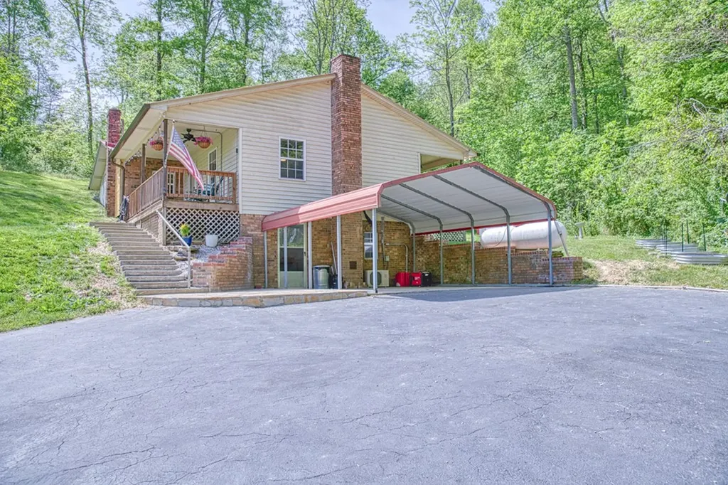 2952 Hanging Limb Highway Monterey TN 38574