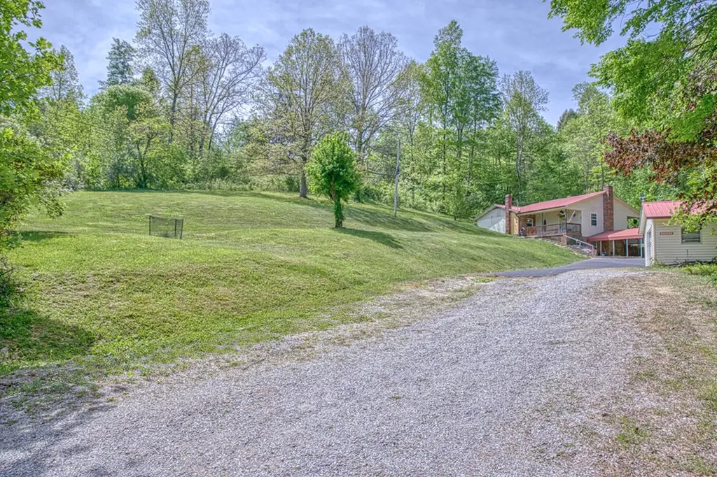 2952 Hanging Limb Highway Monterey TN 38574