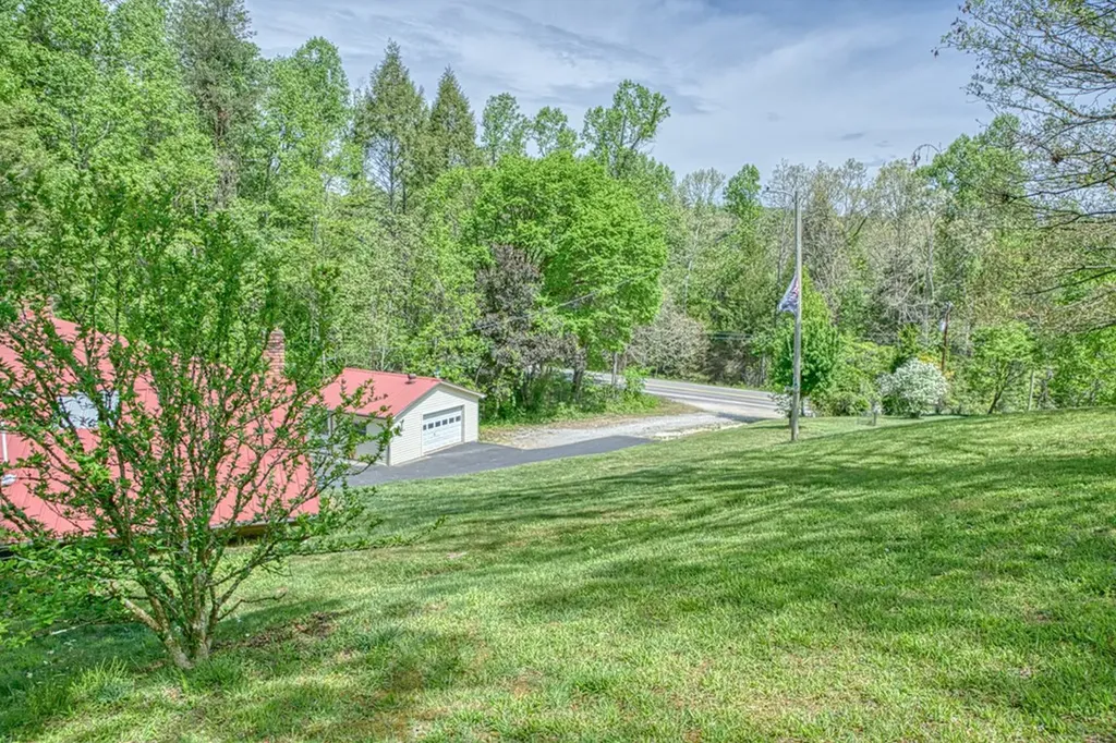 2952 Hanging Limb Highway Monterey TN 38574