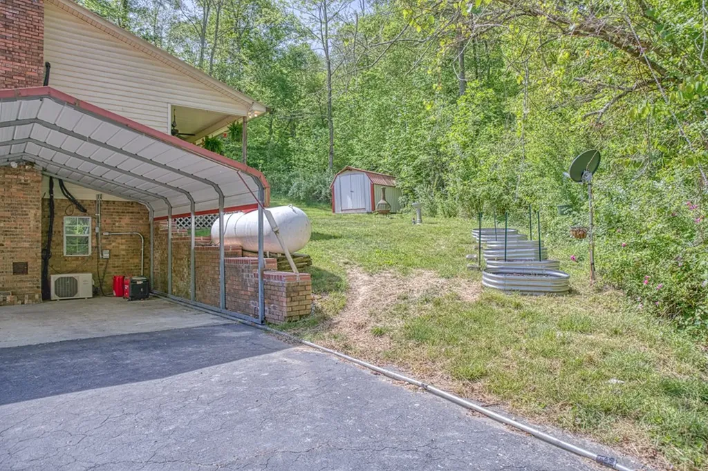 2952 Hanging Limb Highway Monterey TN 38574