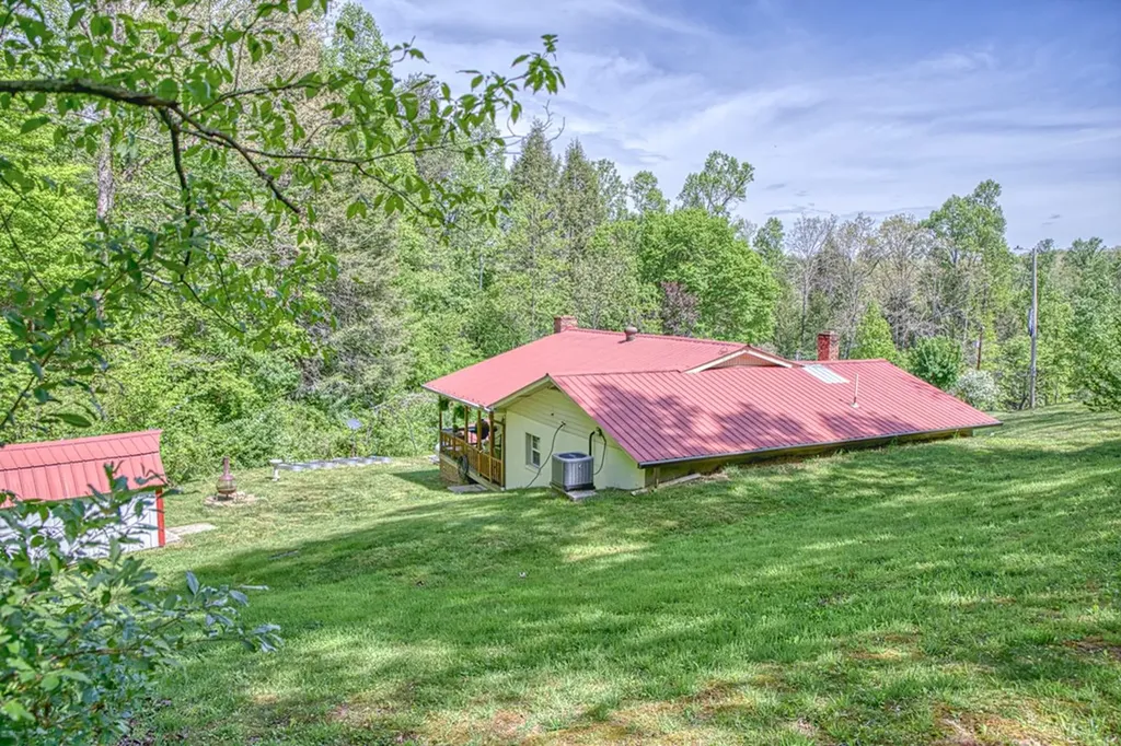 2952 Hanging Limb Highway Monterey TN 38574