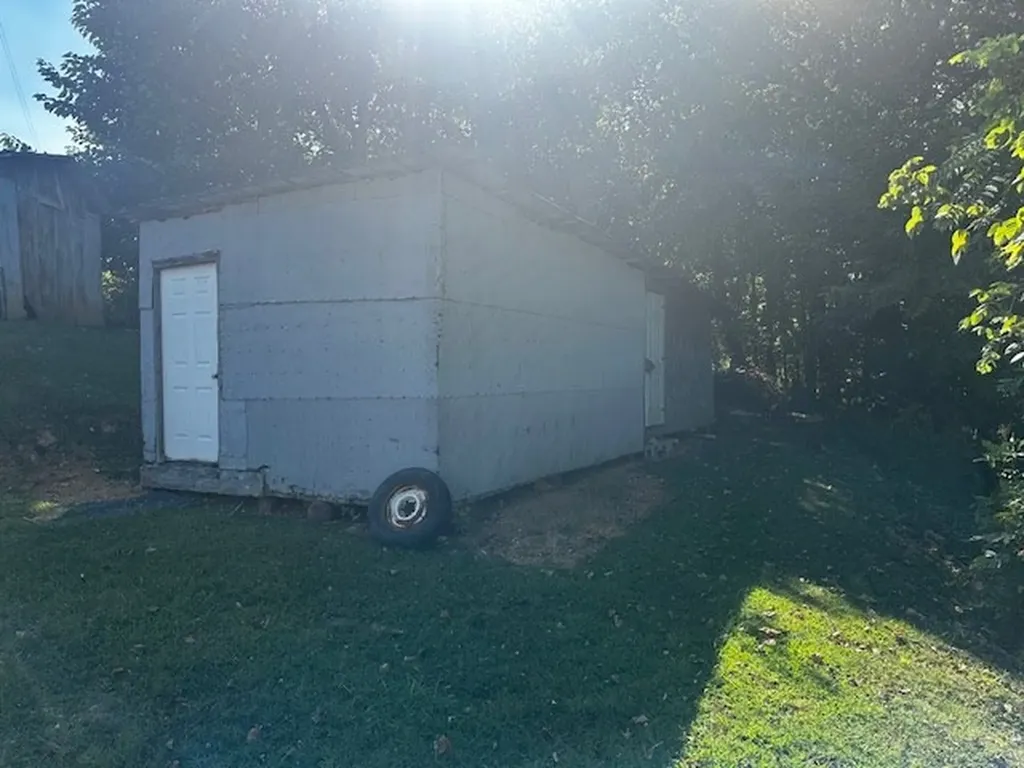 2646 Mccoinsville Road Gainesboro TN 38562