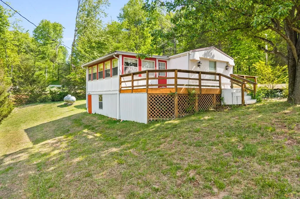 156 Lakeview Heights Byrdstown TN 38549